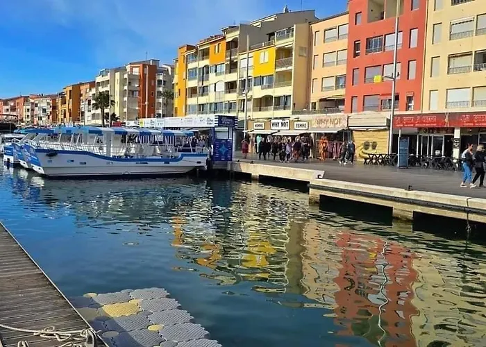 équipé Place De Parking Centre Port Agde