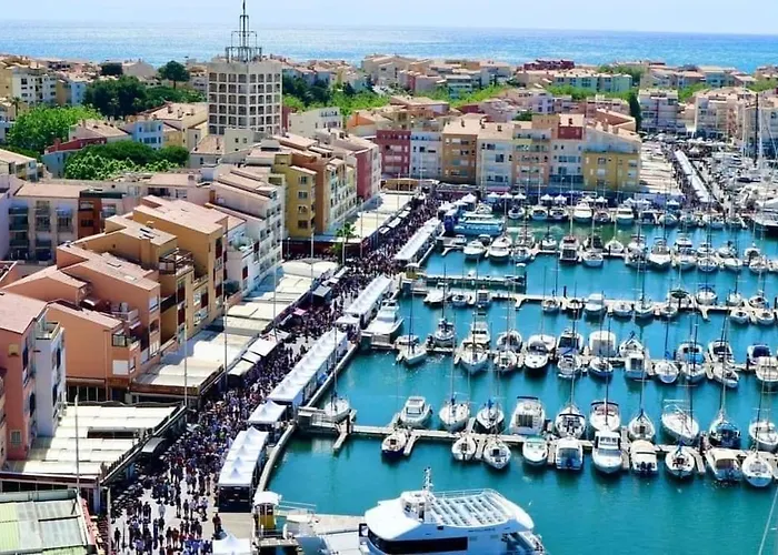 équipé Place De Parking Centre Port * Agde