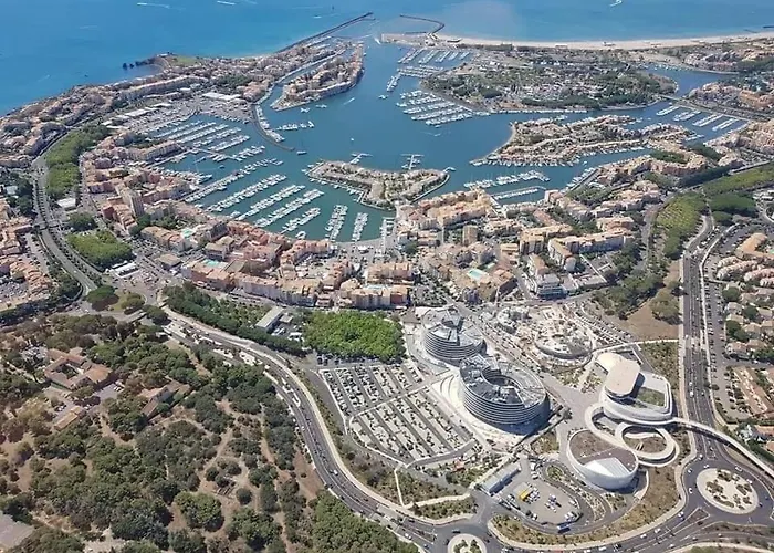 équipé Place De Parking Centre Port *