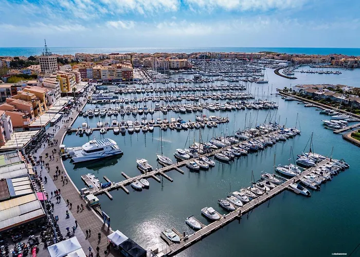 équipé Place De Parking Centre Port * Agde
